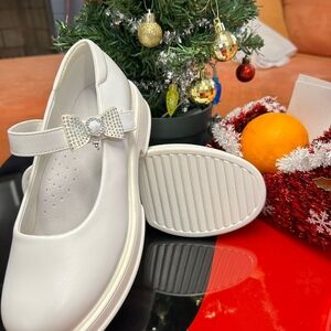 Elegant White Kids Shoes with Bow Accent